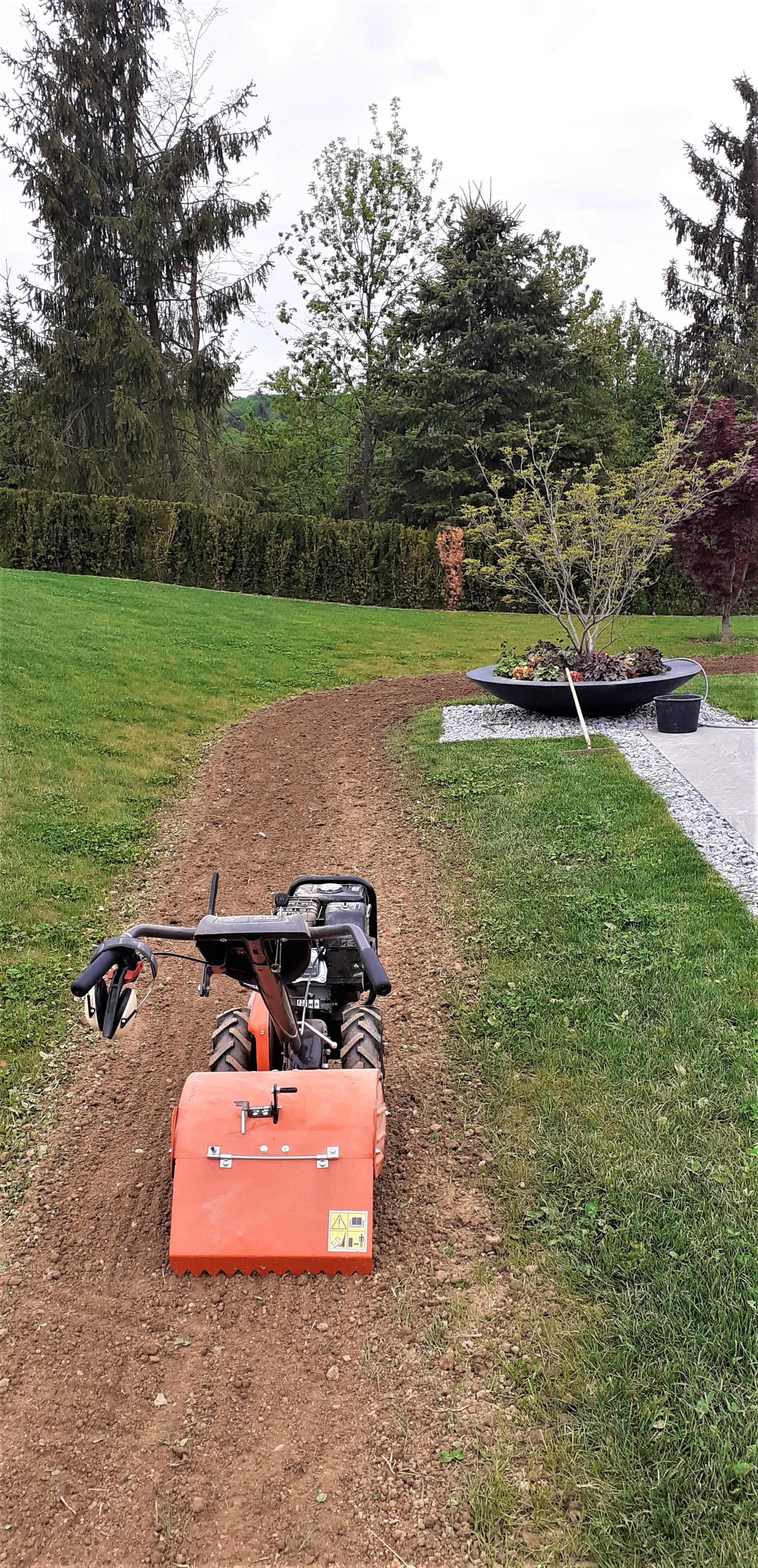 Erdfräse für Rasenanlage